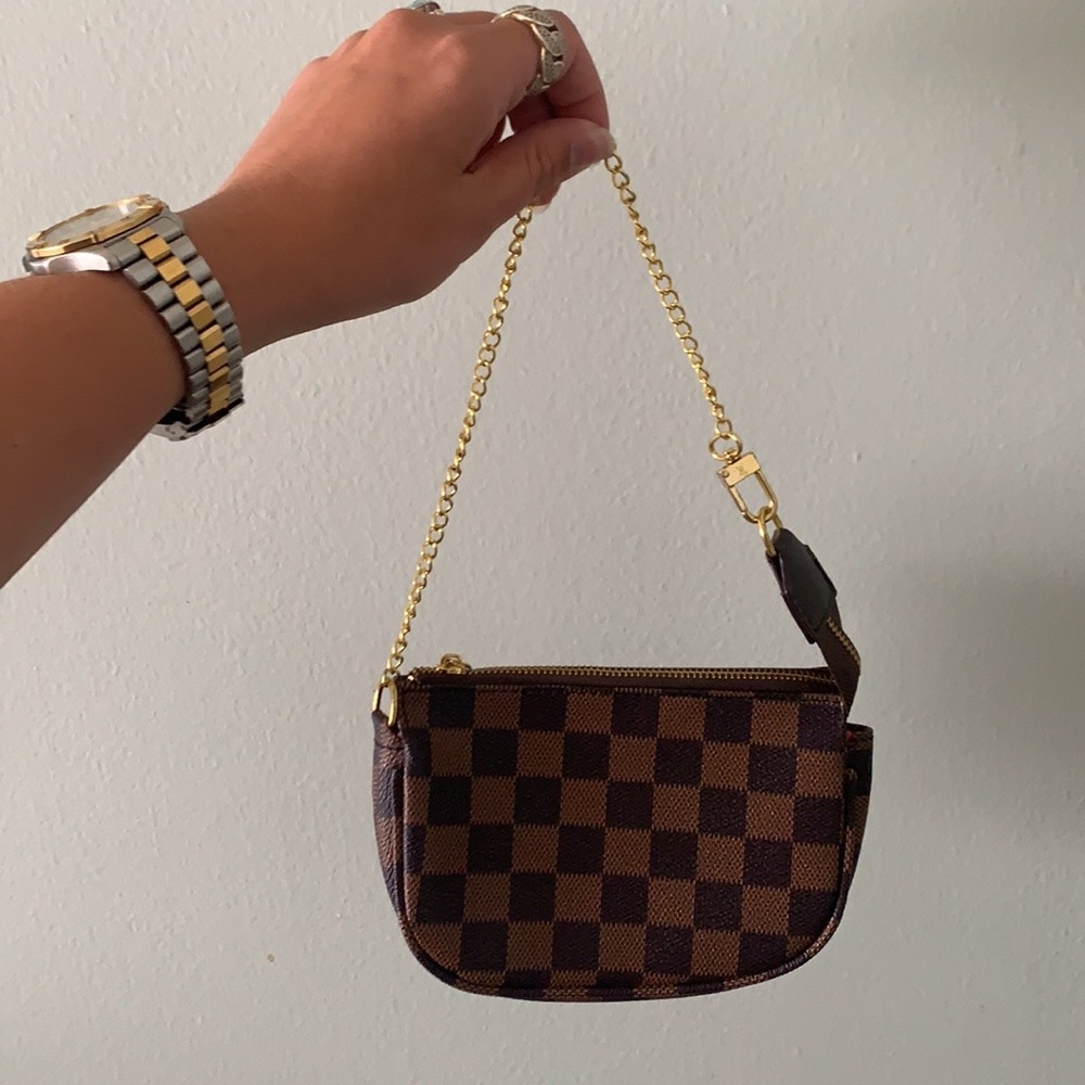 Pouchette / Wallet w Chain